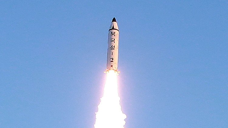 La Inteligencia surcoreana revela parámetros técnicos del misil balístico lanzado por Pionyang