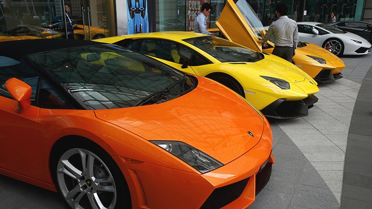 Estafadores españoles vendían coches Toyota transformados en Lamborghini o Ferrari (video)