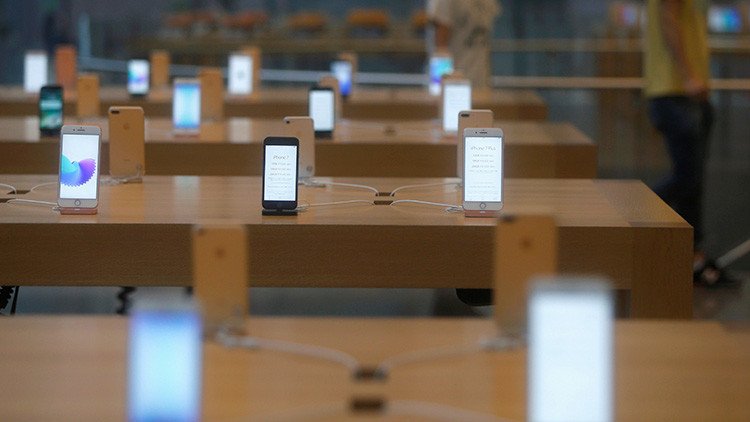 'Bocado a la manzana': 10 detenidos en Madrid por robar 24 iPhones mordiendo los cables de seguridad