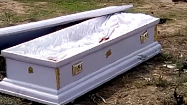 VIDEO ESPELUZNANTE: Arrebatan un cadáver a su familia en el cementerio por una deuda