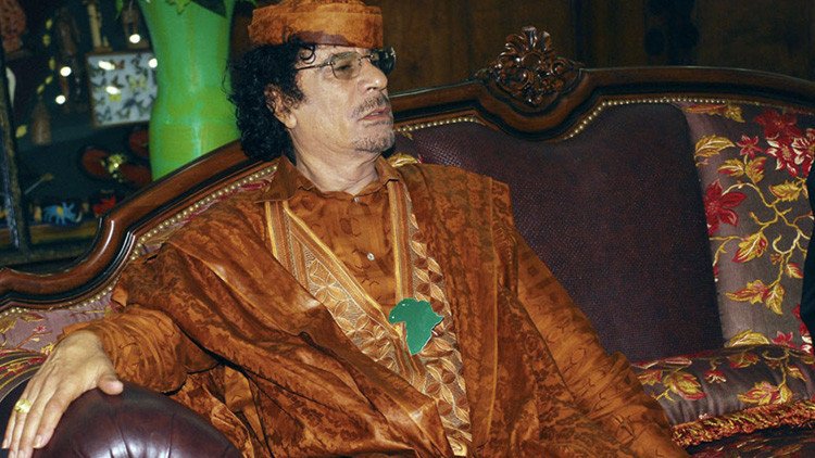 Exmilitar británico se viste de Gaddafi y arranca a mordiscos la oreja a un joven en un bar (foto)