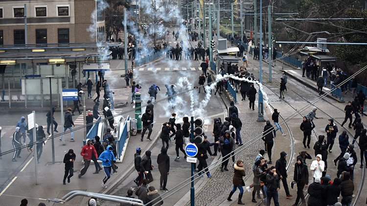 Enfrentamientos estallan de nuevo en París durante una protesta contra la violencia policial