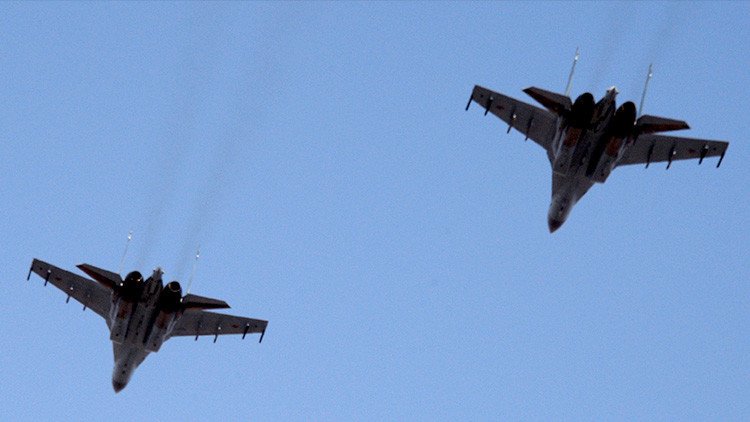 Dos aviones Sukhoi Su-35S realizan figuras de acrobacia portando misiles (VIDEO)