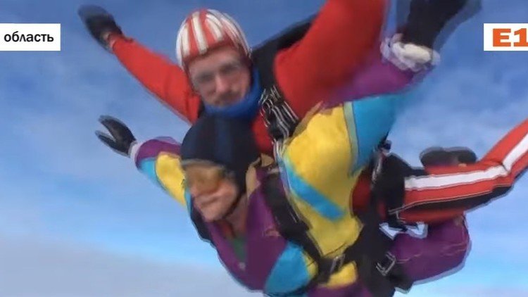 Una mujer rusa celebra su 80.º cumpleaños con un salto en paracaídas