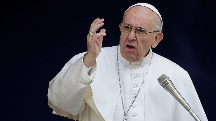 El papa Francisco pide a movimientos sociales actuar contra el "vaciamiento de las democracias"