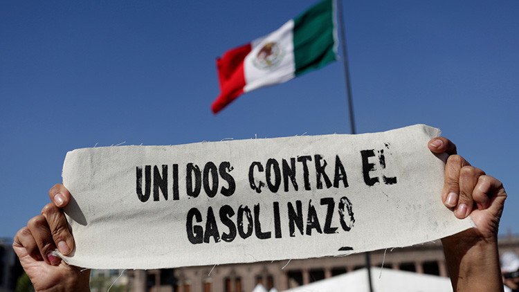 Baja la gasolina en México: el Gobierno evita un nuevo 'gasolinazo', pero anuncia un reajuste