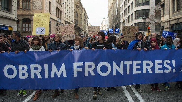 "Queremos acoger": una gran marcha prorrefugiados reúne a 160.000 personas en Barcelona (video)
