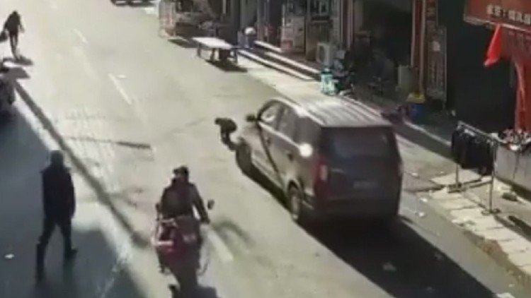 Varios transeúntes levantan un coche para liberar a un niño atropellado