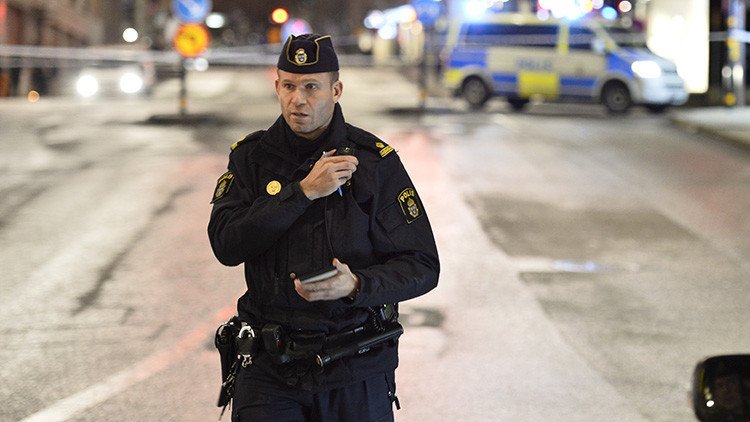VIDEO: Queman coches en disturbios contra la Policía en la capital de Suecia