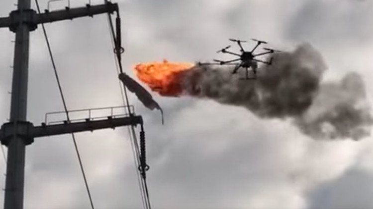 Video: Usan un dron lanzallamas para limpiar la basura suspendida en líneas eléctricas