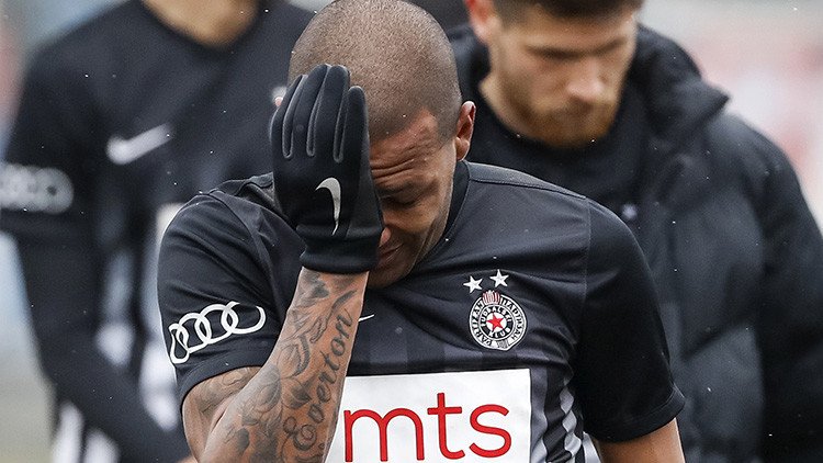 Futbolista brasileño deja el campo de juego entre lágrimas, víctima de gritos racistas e insultos