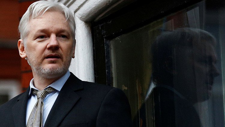 Assange asegura que Wikileaks "no responderá a las presiones" de Ecuador