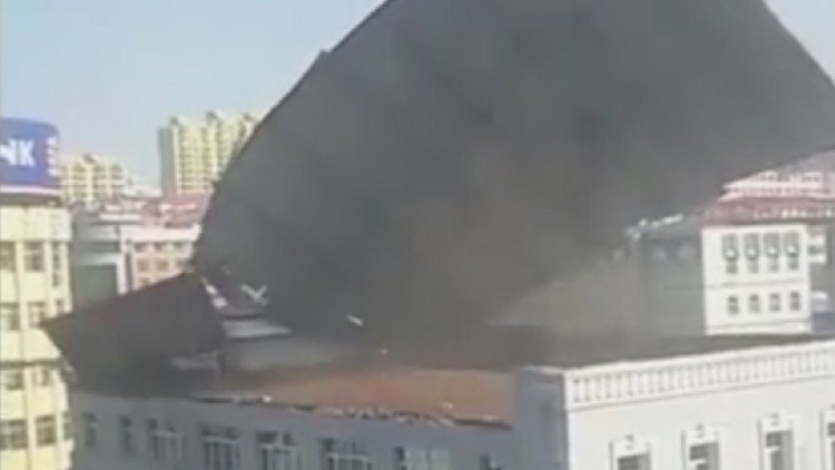 El fuerte viento arranca por completo el tejado de un edificio en el centro de una ciudad