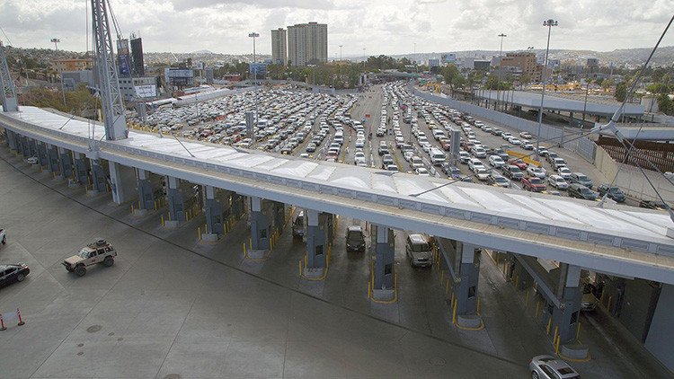 FUERTE FOTO: Un mexicano se suicida en  un cruce de frontera en Tijuana tras ser deportado de EE.UU.