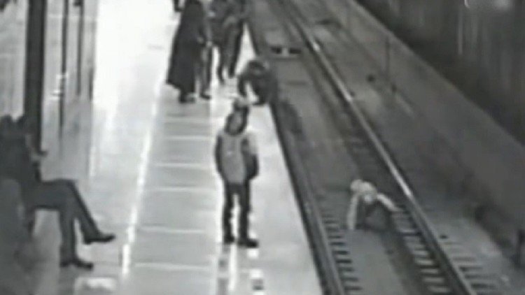 Un 'buen samaritano' salta a las vías del tren para salvar a un menor accidentado