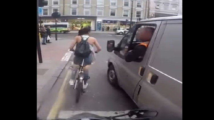 ¡Karma instantáneo!: Molestan a una ciclista sin esperar que algo así les pudiera suceder