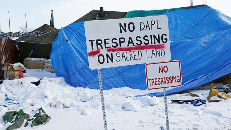 Dakota Access: Manifestantes contra el oleoducto incendian el campamento poco antes de su evacuación