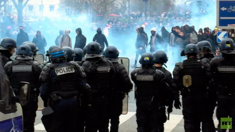 Lanzan gases lacrimógenos en una protesta en París contra los abusos policiales (VIDEO)