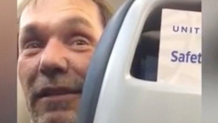 VIDEO: Obligan a un hombre a bajarse de un avión por sus comentarios contra inmigrantes