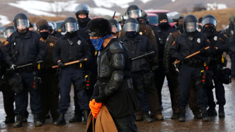 Video: La Policía antidisturbios irrumpe en el campamento contra el oleoducto Dakota Access