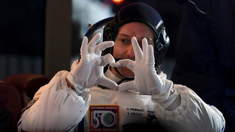 Un astronauta de la EEI trolea a teóricos de la conspiración con esta selfi desde el espacio