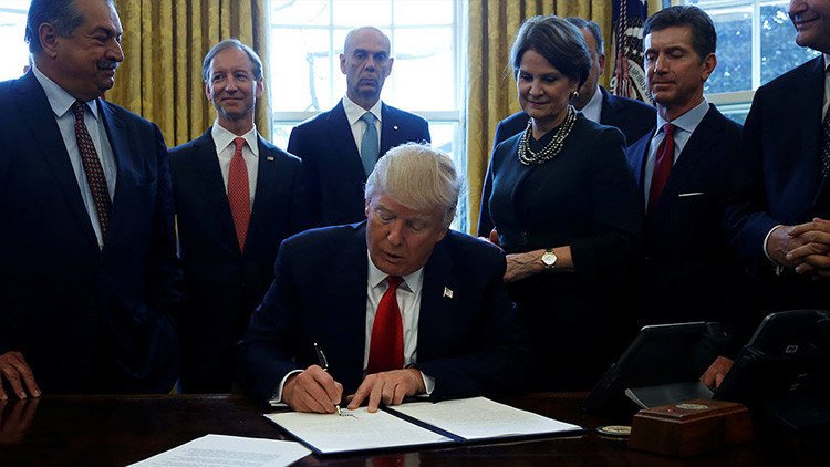 Trump firma un decreto para recortar las regulaciones federales