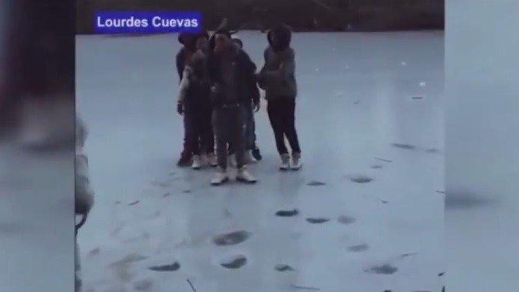 Intentan hacerse un 'selfie' en grupo en un lago congelado y les pasa esto