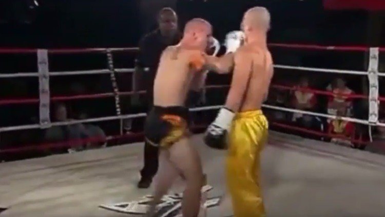 Un luchador de boxeo tailandés deja KO a un maestro de kung-fu con una serie de golpes ridículos