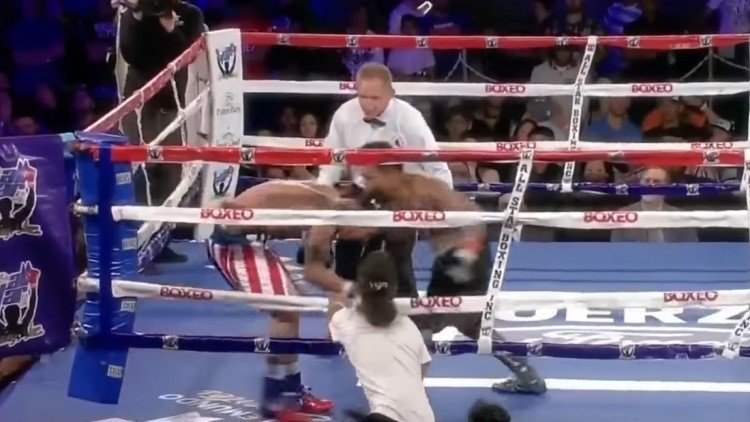 Un fan de un boxeador salta al ring, pega al rival y lo salva del KO