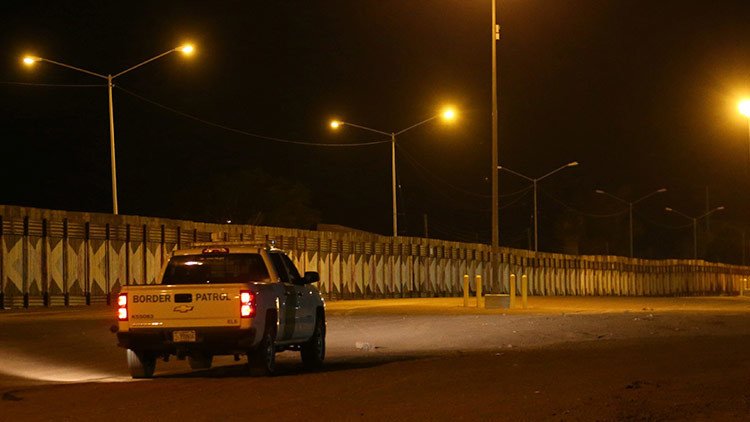 VIDEO: Camionetas mexicanas irrumpen en EE.UU. por el agujero de una valla fronteriza
