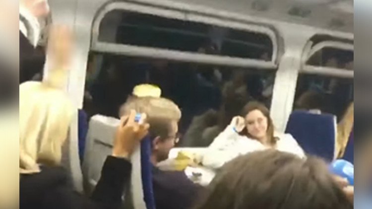 La rosca de la discordia: un panecillo causa un gran alboroto en el metro de Londres