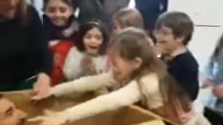 Un militar español da una emotiva sorpresa a su hija el día de su cumpleaños