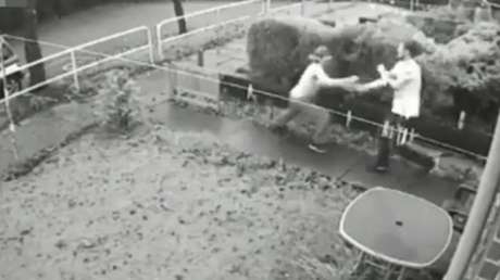 Como en el Salvaje Oeste: Se disputan el amor de una mujer en un duelo con cuchillo
