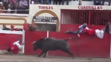 Un toro 'se salta el guion' y desata el caos durante una corrida en México