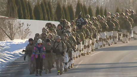 VIDEO: Tropas de la OTAN marchan cerca de la frontera rusa con vehículos militares de EE.UU.