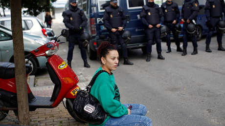 La madre de dos hijas menores es desalojada por seis dotaciones de Policía pese a un muro humano