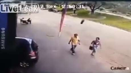 ‘Destino final’: Un hombre pasea tranquilamente con su esposa por una calle de Brasil y le pasa esto