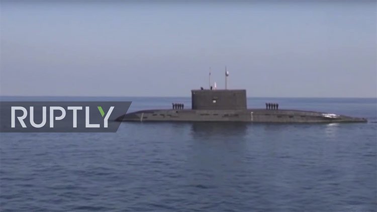 Irán prueba un torpedo inteligente en el último día de sus maniobras navales (VIDEO)
