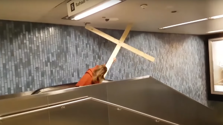 'Jesús ' vive un verdadero 'viacrucis' en el metro