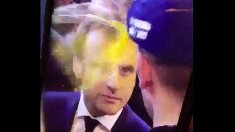 Candidato a la Presidencia de Francia recibe un huevazo durante un evento (VIDEO)