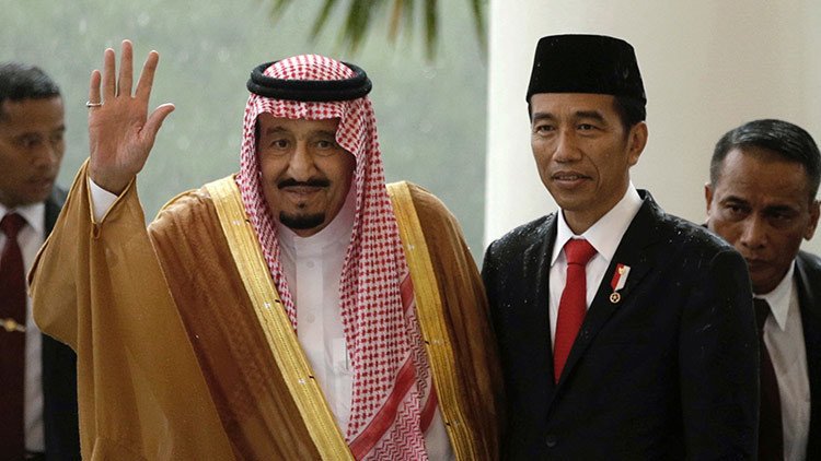 FOTOS: El rey de Arabia Saudita desembarca en Yakarta en una escalera eléctrica dorada