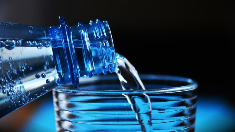 Advierten que un químico utilizado para fabricar botellas de plástico puede ser tóxico