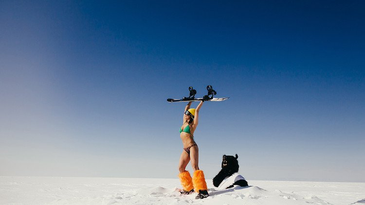 Sesión de fotos en bikini en las nevadas playas de Siberia