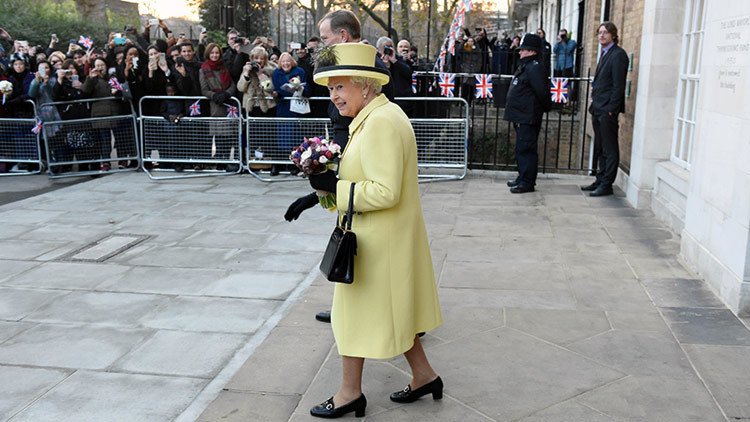 La reina Isabel II envía mensajes secretos con sus complementos