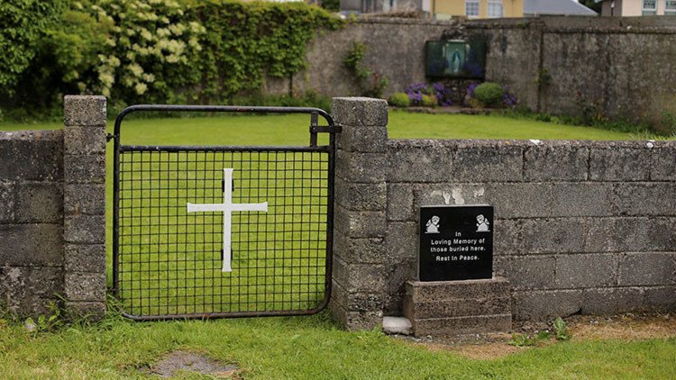 Descubren una enorme fosa infantil bajo un antiguo hogar católico de madres solteras en Irlanda