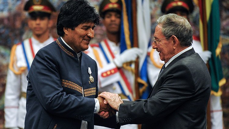 Raúl Castro visita a Evo Morales mientras se recupera en Cuba (FOTOS)