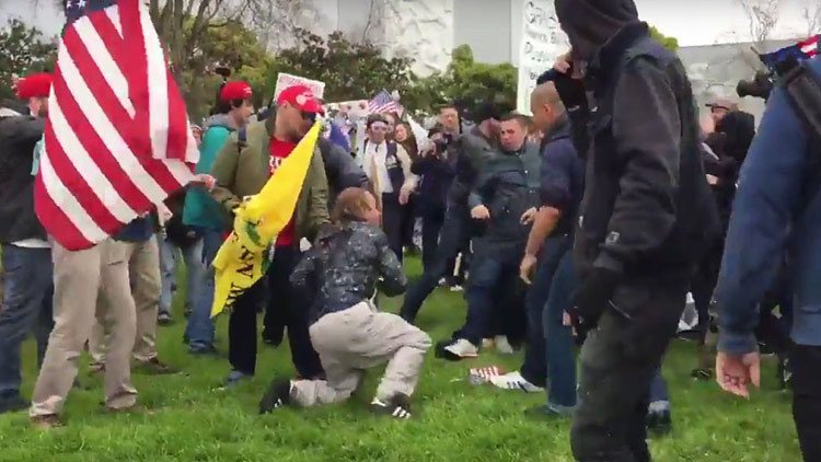 Enfrentamientos entre partidarios y detractores de Trump en Berkeley, California (VIDEOS)