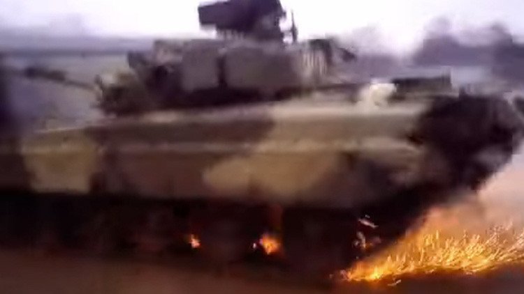 VIDEO: Un tanque ruso T-80 realiza un 'giro policial'