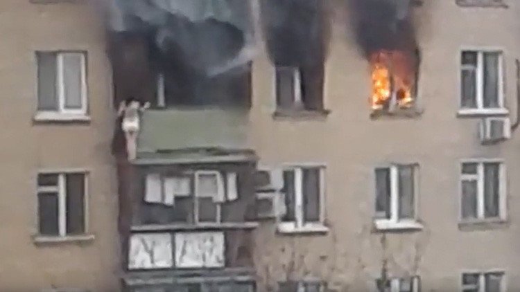 FUERTE VIDEO: Una mujer salta de un 8° piso durante un incendio