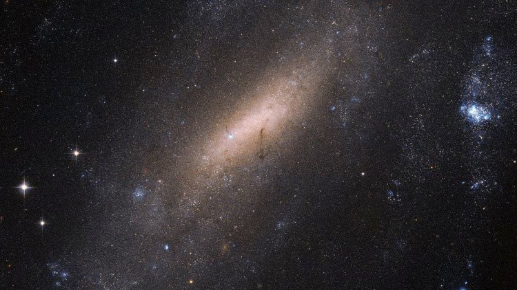 El Hubble capta una enorme y veloz galaxia híbrida a 400 millones de años luz de la Tierra (Foto)